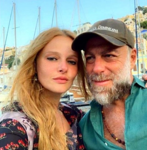 Özündən 17 yaş böyük ərindən boşandı - FOTOLAR